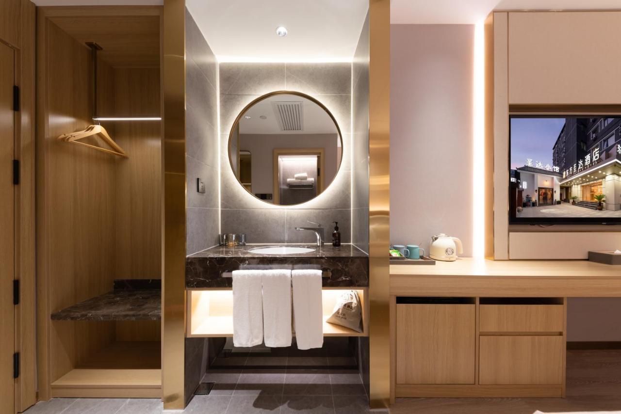 East Sacred Hotel: Tiananmen Square Proximity with Tourism Services Beijing Exterior photo Bathroom