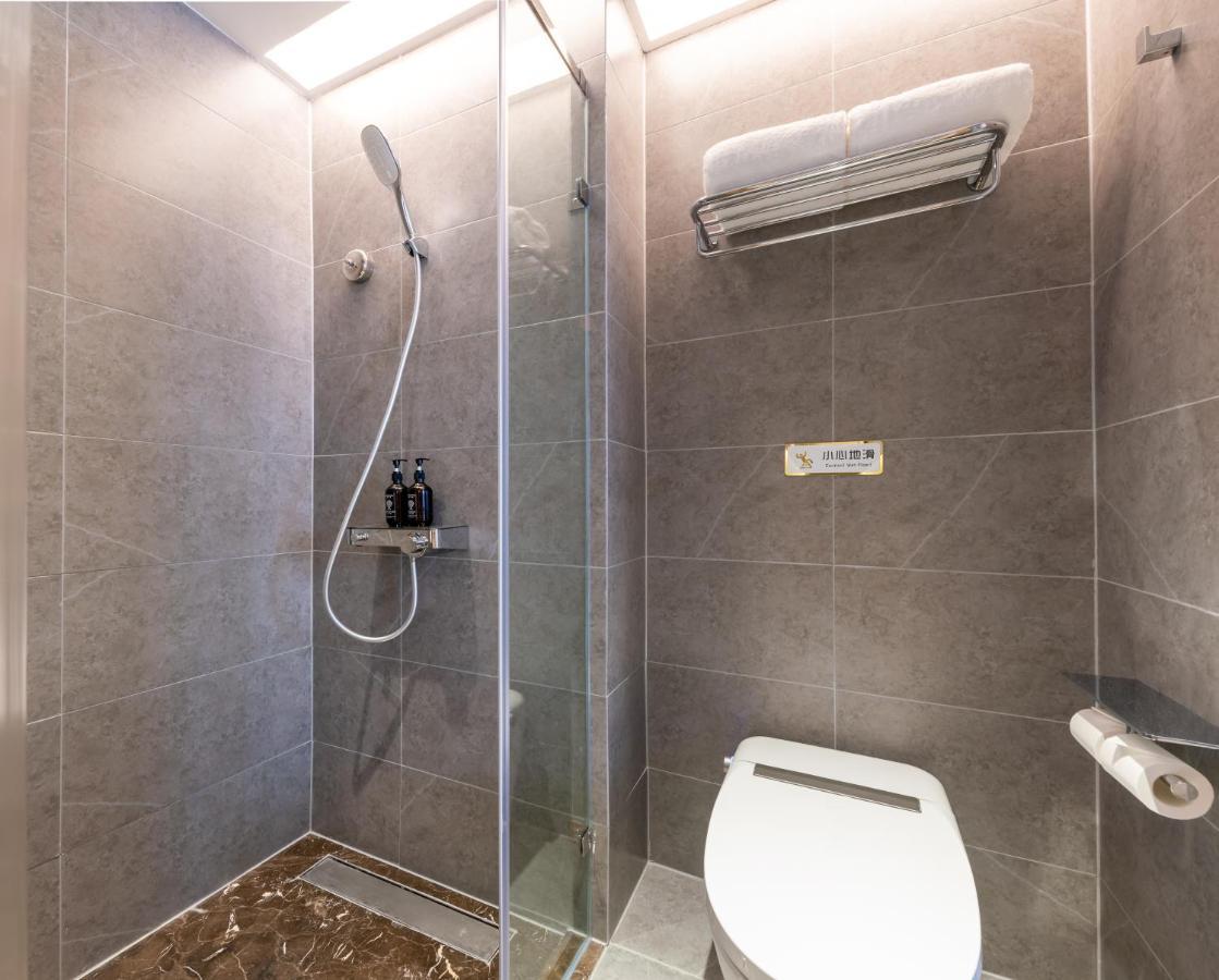 East Sacred Hotel: Tiananmen Square Proximity with Tourism Services Beijing Exterior photo A wet room in a hotel