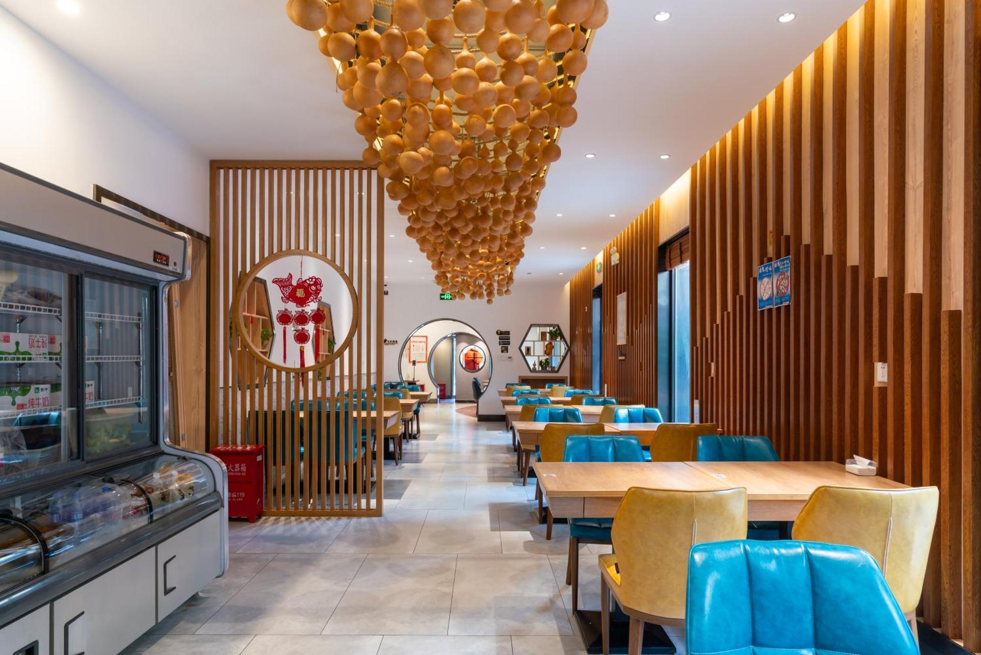 East Sacred Hotel: Tiananmen Square Proximity with Tourism Services Beijing Exterior photo Interior of a restaurant in China