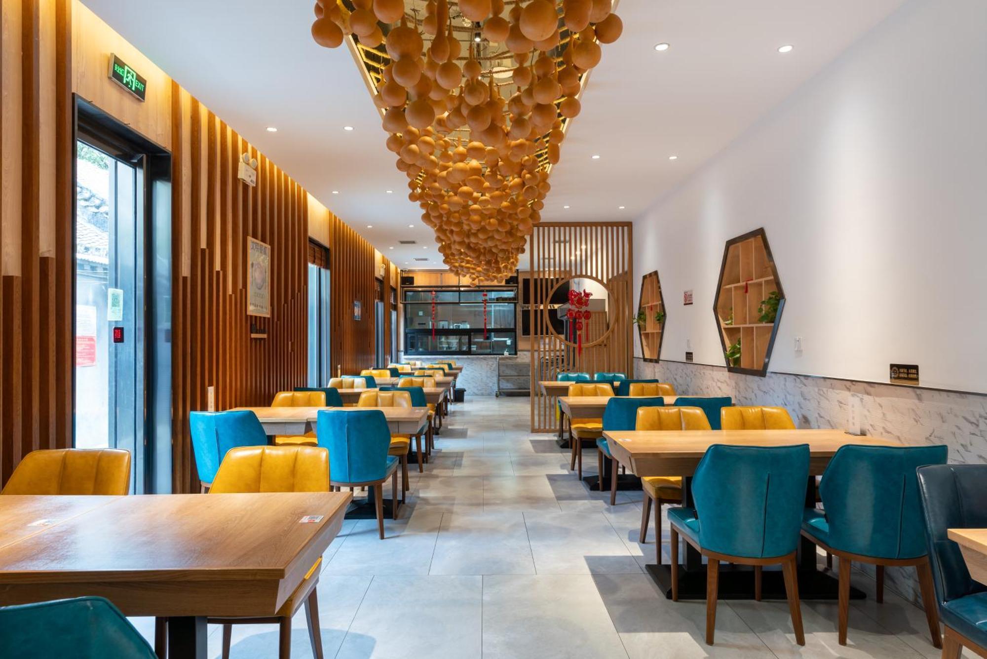East Sacred Hotel: Tiananmen Square Proximity with Tourism Services Beijing Exterior photo Interior of a restaurant in Beijing