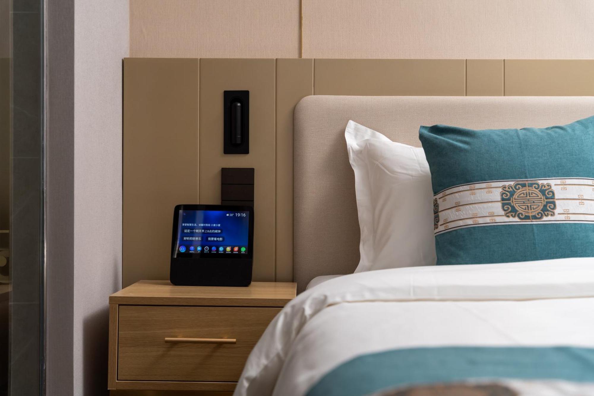 East Sacred Hotel: Tiananmen Square Proximity with Tourism Services Beijing Exterior photo A smart hotel room